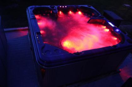 Outdoor Whirlpool Spa Jacuzzi 93 Düsen USA Balboa VIDEO 5 Personen