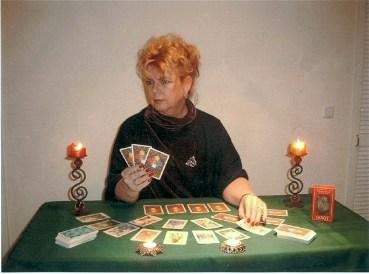 TV-Live Expertin Kyra geweihte Hohepriesterin legt den Tarot