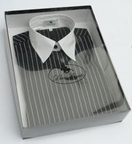Bluse mit weißem Kragen von Luca Rosati .