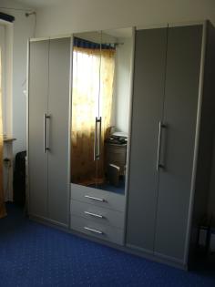 Kleiderschrank silber mit Spiegeltür zu verkaufen