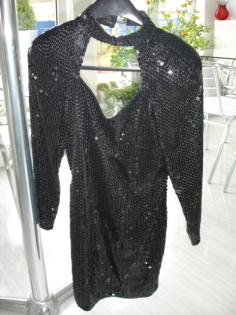 Schwarzes Kleid aus Pailletten
