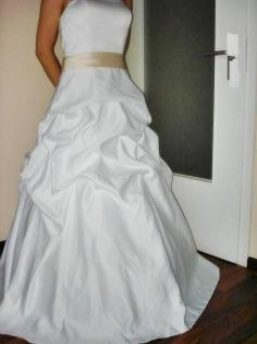 Brautkleid in weiß mit champagner-Band in der Taille Gr. 38