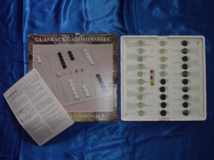 Eine sehr schöne Glasbackgammonspiel