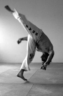 Verkauf von kunstvoll verzierten Berimbaus und Kalebassen CAPOEIRA