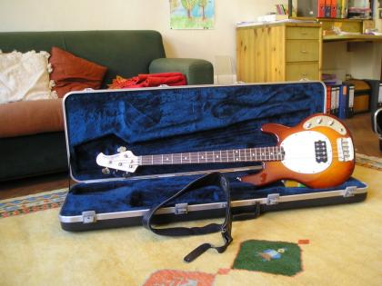 MUSIC MAN E-BASS - NEUWERTIG