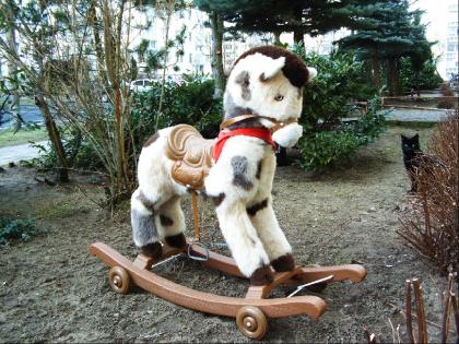 Schaukelpferd braun-weiß Indianerstiel