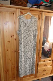 Verkaufe ein weiß /beages Damenkleid Gr. 52