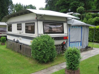 Wohnwagen mit Stellplatz