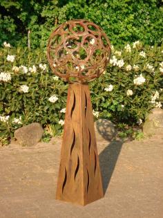 Die Glückskugel Skulptur aus Hufeisen gefertigt
