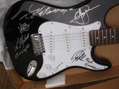 Original signierte Gitarren von Top-Bands Deep Purple Saxon usw