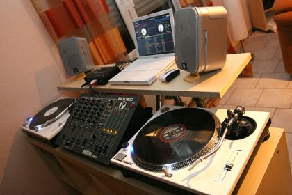 Diverses DJ Equipment weiße 1210er Serato Scratch Live ibook Soundkarte DJ