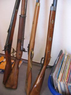 SUCHE ALTE WAFFEN UND ALTE WANDUHREN - ALLES AUS DEM 2. WK