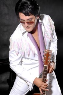 Elvis-Presley-Imitator mit den gängigen Elvis- Hits