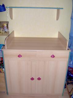 Kinderzimmer-Schrank-Gitterbett-Wickelkomode-Regal