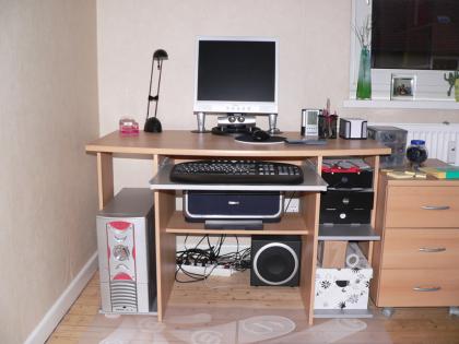 PC 3 4 MHZ Komplettausstattung mit TFT 5. 1 Soundsystem und Schreibtisch.