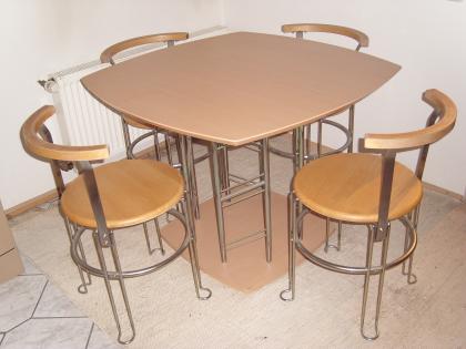 Esstisch mit 4 Stühlen günstig abzugeben