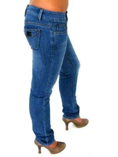 Topaktuelle Designerjeans zum sensationellen Supersparpreis jetzt bei HEINRICH
