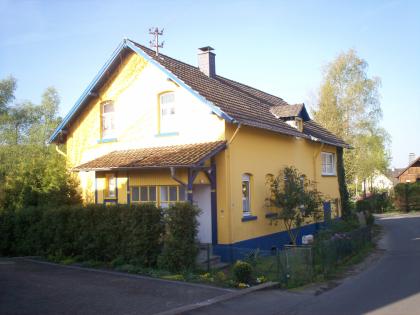 Bauernhausverkauf mit Halle/Großraumgarage Ställen und Bach Gewerbe möglich