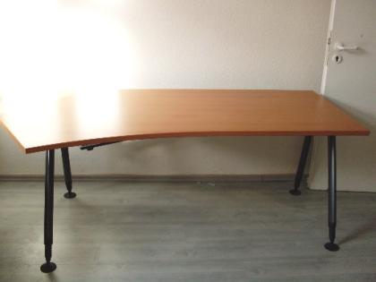 Büroschreibtische verschiedene Größen Platte buchefarben Gestell schwarz