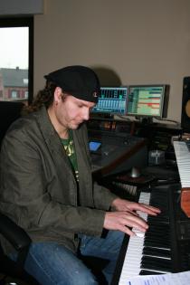 Biete Klavier Keyboard- und Studiounterricht