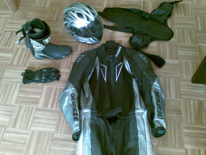 Dainese Motorradkombi mit allem was dazu gehört