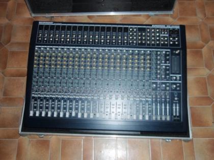 Behringer Eurodesk MX2442a Mischpult Case.
