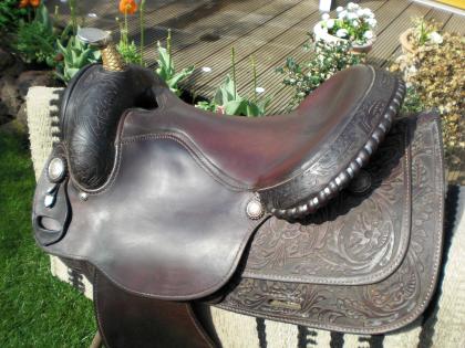 Dunkelbrauner verziehrter Westernsattel 16 inch Regl. Quarter Baum