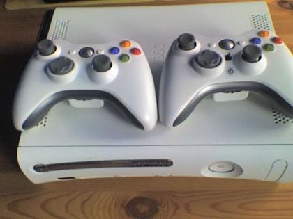 X-Box 360 mit Festplatte zwei Steuerungen kabellos Fernbedienung Microsoft