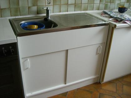 Spüle mit Abtropfbereich Wasserhahn und Unterschrank zu verkaufen