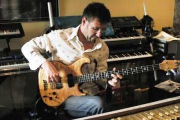 Grooviger Profibassist fundierte Vocs. sucht groovige Band Soul/Funk/Pop