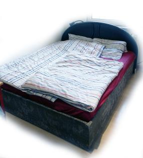 Bett inkl Lattenroste .