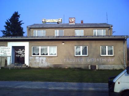 Von Privat Ehemaliges Gasthaus mit Saal Wohnungen u. großem Grundstück