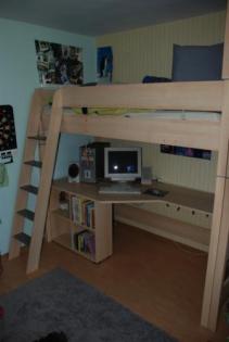 Hochbett mit Schreibtisch und Regal
