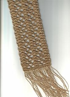 Handgehäkelter Glitzerschal in gold Knospenrankendesign