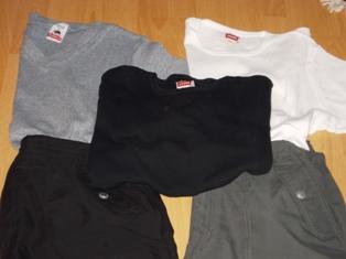 2 Hosen mit 3 T-Shirts