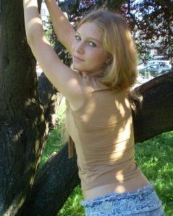 Blonder Engel in dem ein kleiner Teufel steckt