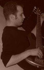 Tour- und Studioerfahrener E-Bassist gibt Unterricht