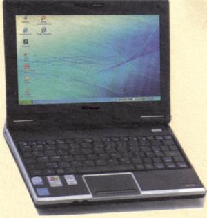 Mit Computer und Internet.