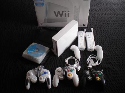 Nintendo Wii Modchip 2 Wiimotes mit Nunchucks 3 Gamecube Kontroller und 25 Spi