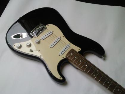 Squier Bullet Strat Schwarz inkl. Gigbag Saiten