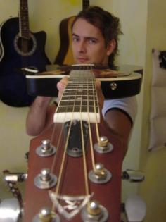 Biete vielsaitigen Gitarrenunterricht