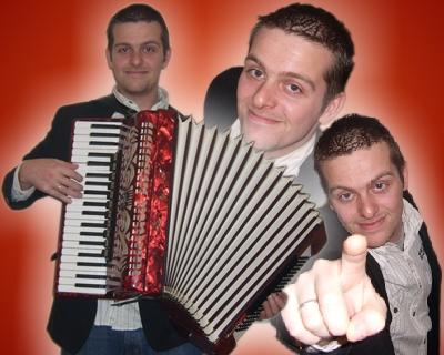 Alleinunterhalter Musiker mit Keyboard und Akkordeon