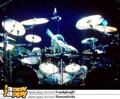 SYMPHNONICMETAL DRUMMER SUCHT SEHR DRINGEND ANGAGIERTE EHRLICHE und ZUVERLÄSSIG