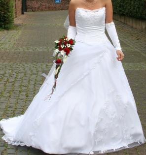 Weißes Brautkleid mit Zubehör