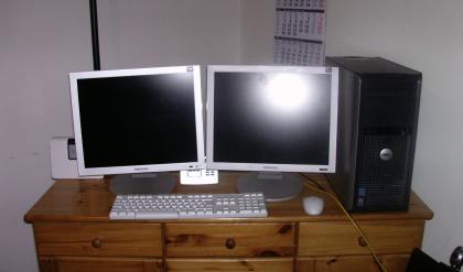 Computer Dell mit 2 Flachbildschirmen günstig zu verkaufen