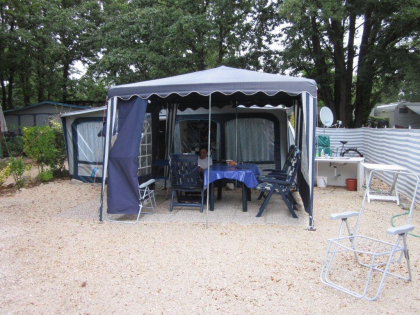 4 Campingplatz Porec Bijela Uvala Wohnwagen mit Vorzelt und kompl. Ausstattun