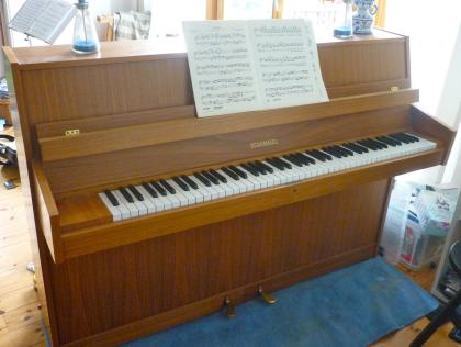 Klavier Schimmel - Model 104E Bj. 69 in Nussbaum-Natur satiniert