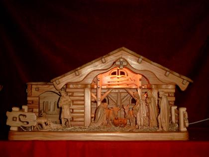Weihnachtskrippe mit geschnitzten Figuren