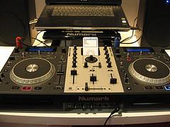 Numark Mixdeck und Apple Macbook 4 in 1 DJ Paket. Apple iPhone 4G 32GB.