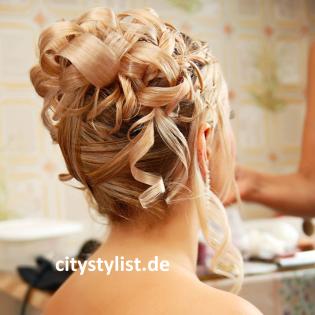 Ich bin Mobiler Friseurmeister aus Düsseldorf spezialisiert auf Hochzeitfrisuren